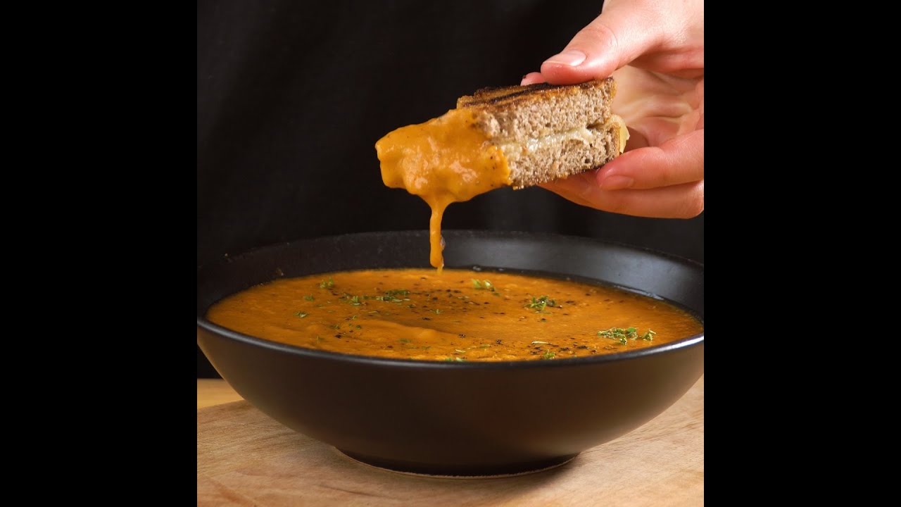 Tomato Soup with Grilled Cheese Sandwich - ein Body Kitchen® Rezept #shorts